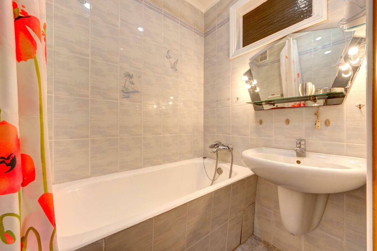Apartments Near The Palace Of Sports Kiev Esterno foto